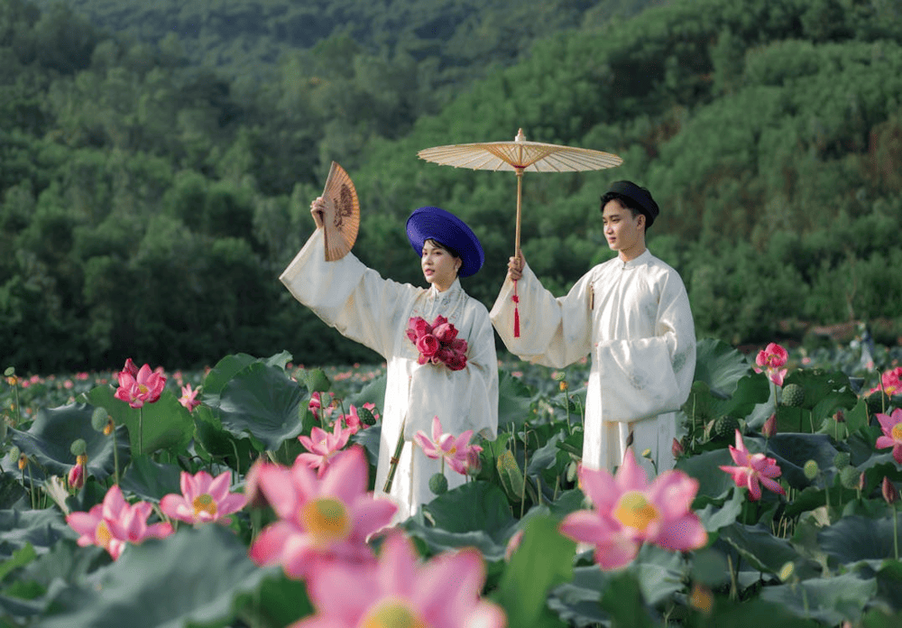 The Nhat Binh robe is experiencing a revival in traditional Vietnamese weddings, especially during the bridal procession and ancestral rites (Source: Pexels)